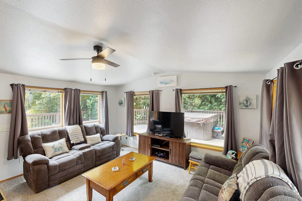 Charming cottage near Whaleshead Beach, 4-person private hot tub, deck, & grill