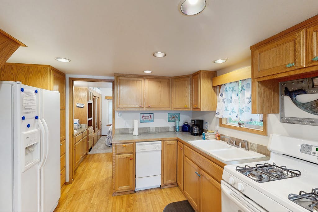 Charming cottage near Whaleshead Beach, 4-person private hot tub, deck, & grill