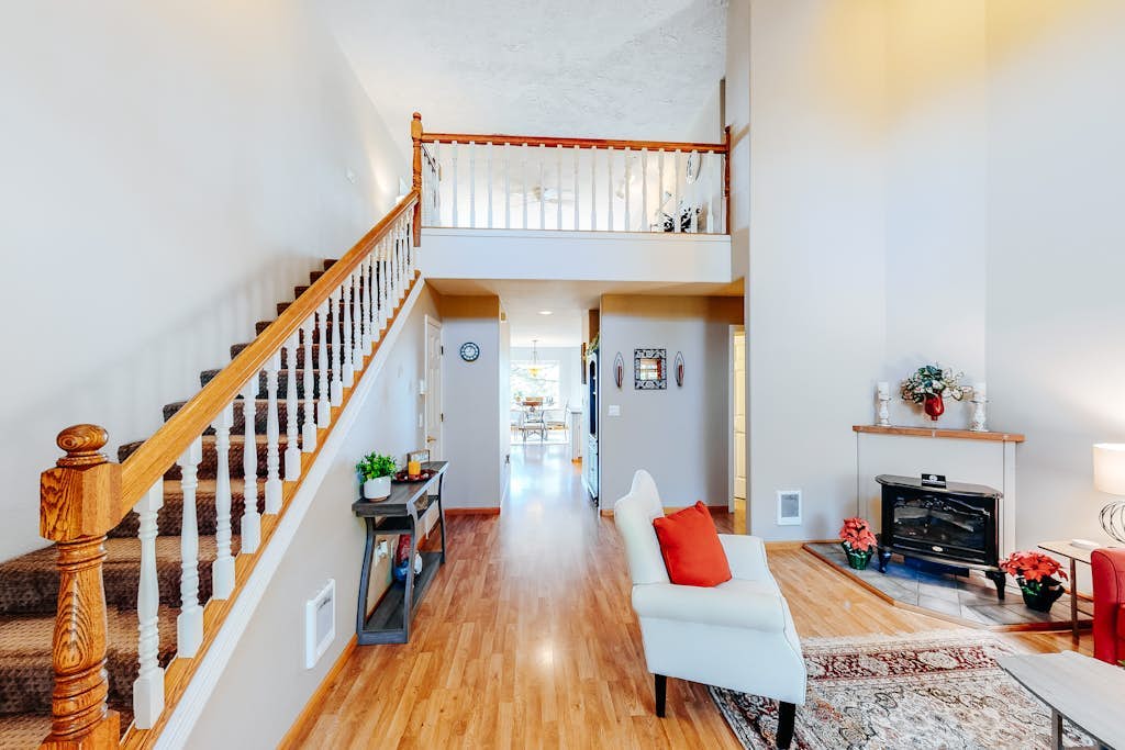 Beautiful coastal escape on golf course w/ enclosed yard & private gas grill