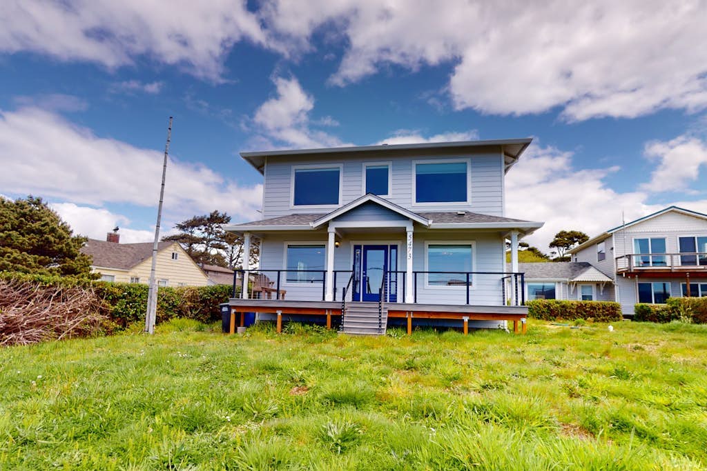 Bright, modern home with great ocean views & deck - walk to the beach