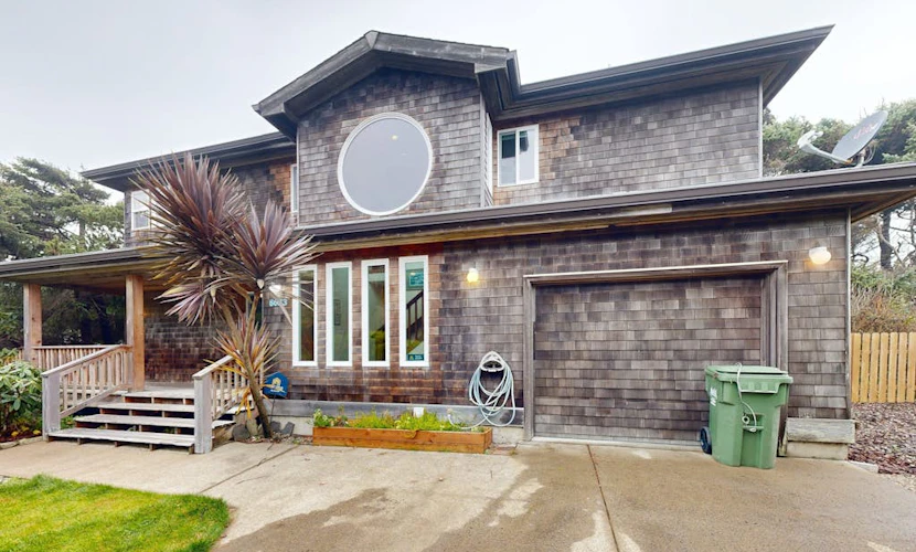 Stunning beachfront home with sweeping ocean views, firepit, fireplace, balcony