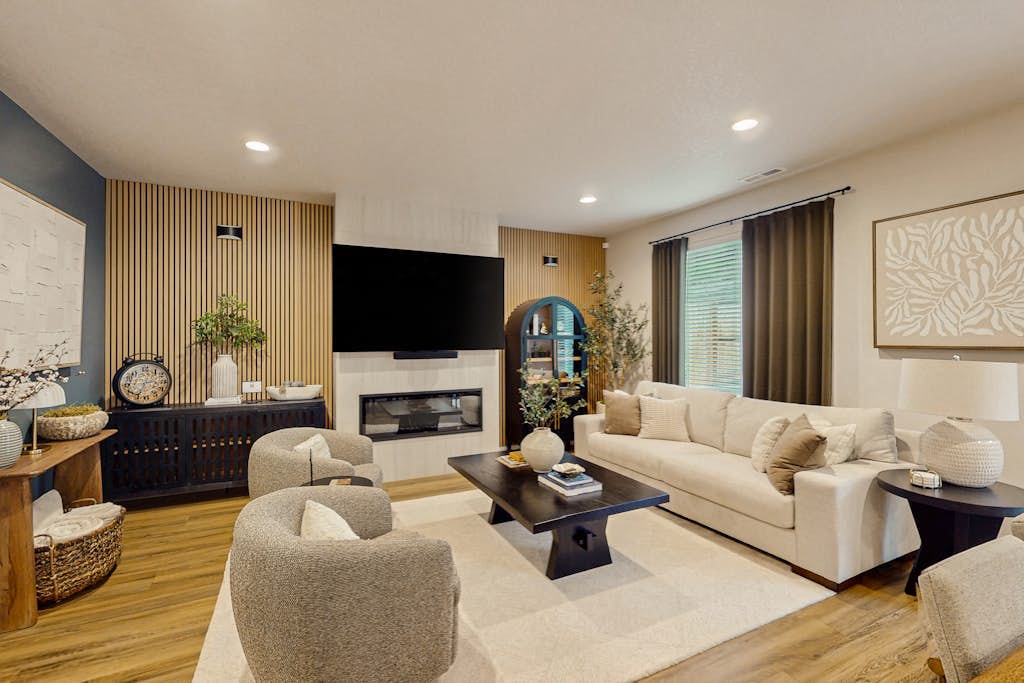 Spacious family friendly home with full kitchen, enclosed yard, washer & dryer