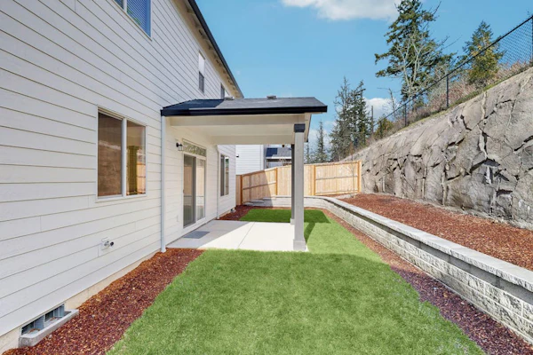 Spacious family friendly home with full kitchen, enclosed yard, washer & dryer