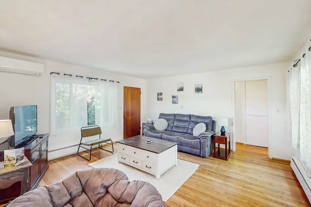 Charming dog-friendly house and separate studio with grill, WIFI, washer and dryer