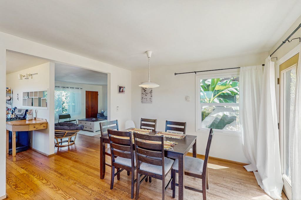 Charming dog-friendly house and separate studio w/ grill, WIFI, washer and dryer