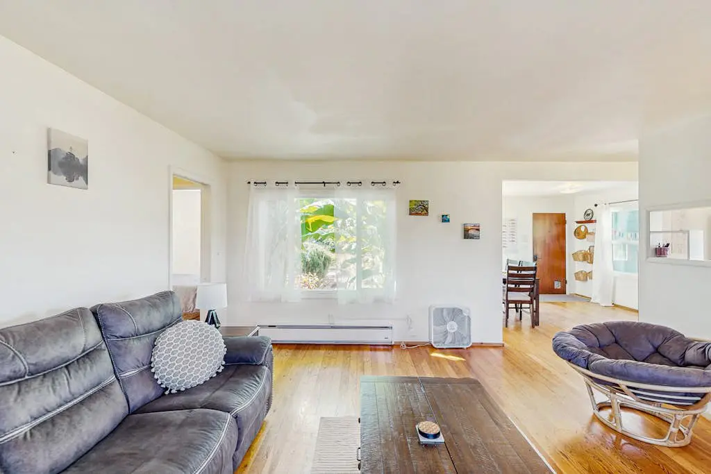 Charming dog-friendly house and separate studio with grill, WIFI, washer and dryer