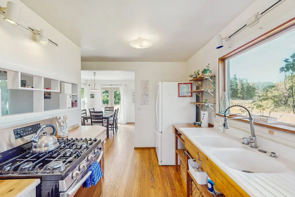 Charming dog-friendly house and separate studio with grill, WIFI, washer and dryer