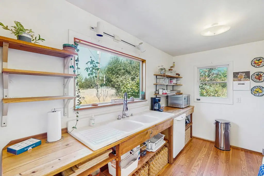 Charming dog-friendly house and separate studio with grill, WIFI, washer and dryer