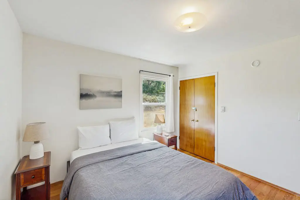 Charming dog-friendly house and separate studio with grill, WIFI, washer and dryer