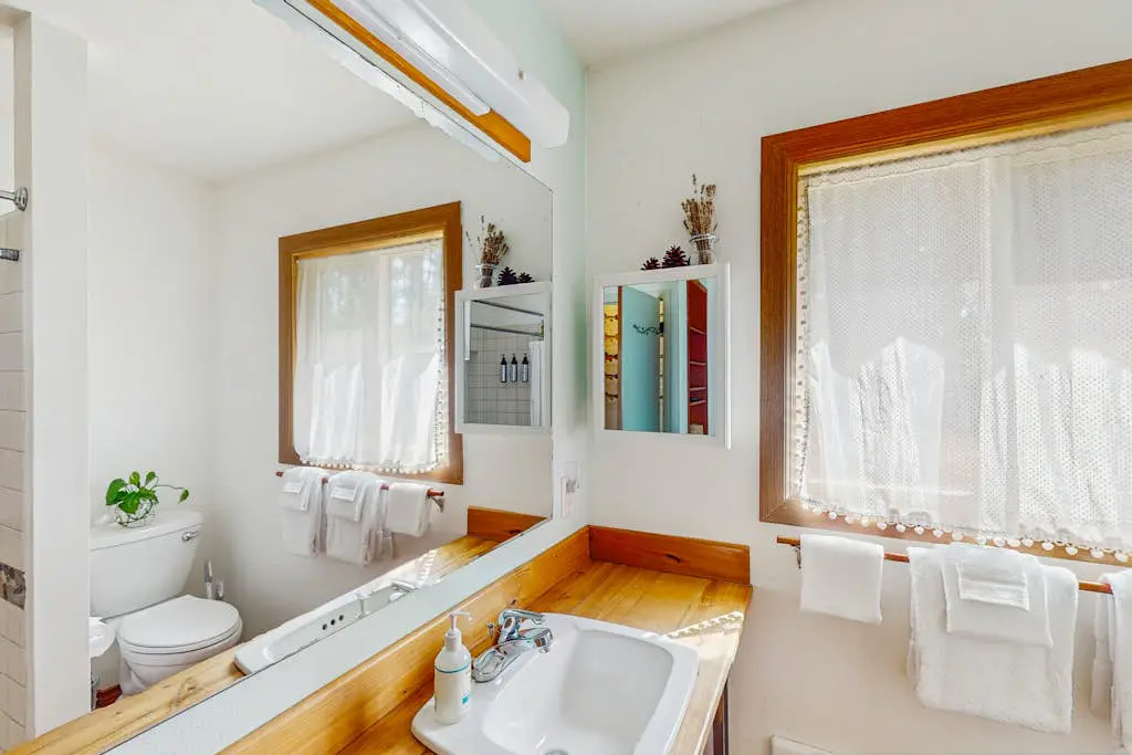 Charming dog-friendly house and separate studio with grill, WIFI, washer and dryer