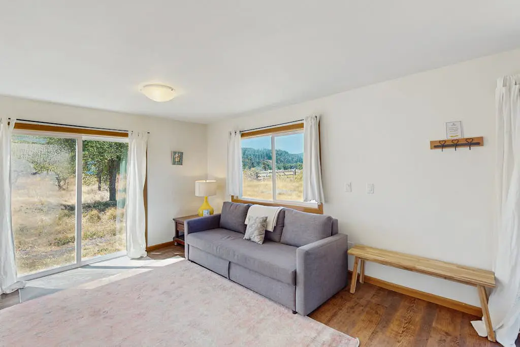 Charming dog-friendly house and separate studio with grill, WIFI, washer and dryer