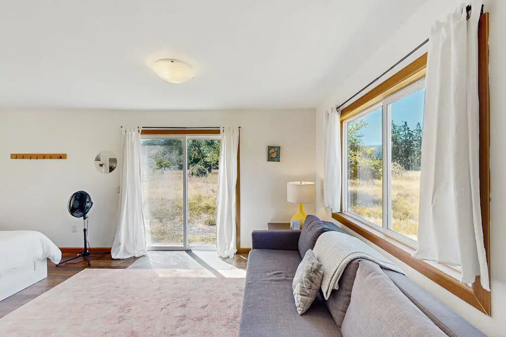 Charming dog-friendly house and separate studio with grill, WIFI, washer and dryer
