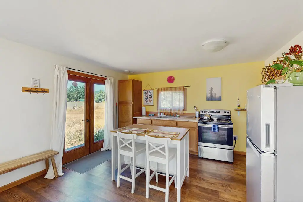 Charming dog-friendly house and separate studio with grill, WIFI, washer and dryer