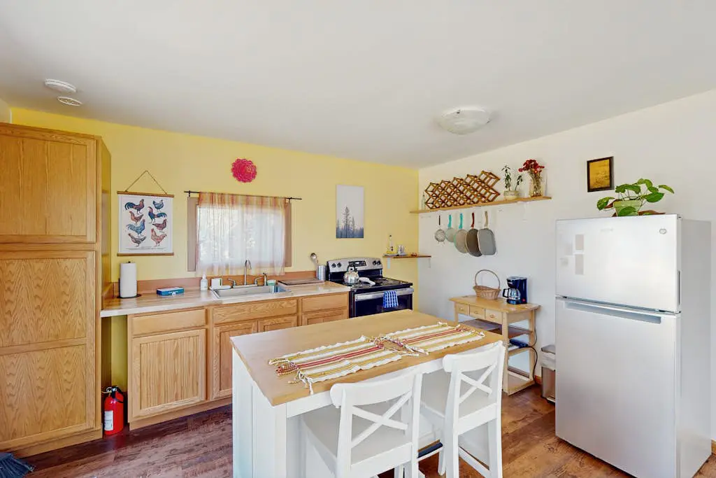 Charming dog-friendly house and separate studio with grill, WIFI, washer and dryer