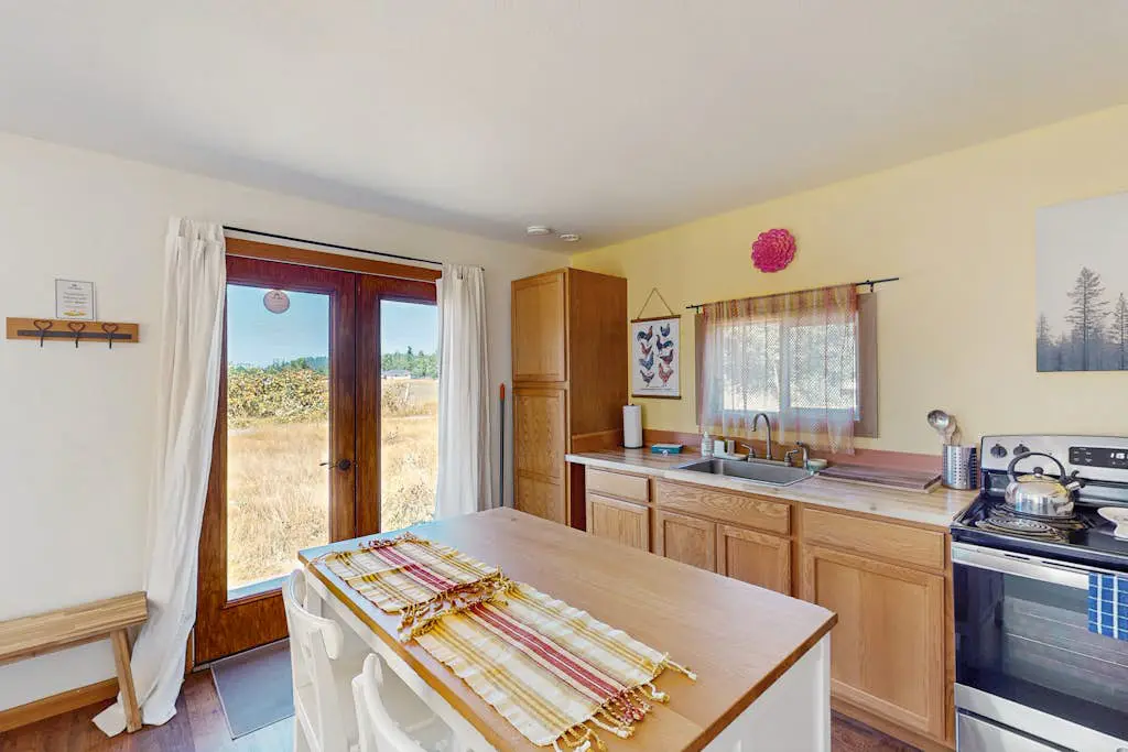 Charming dog-friendly house and separate studio with grill, WIFI, washer and dryer