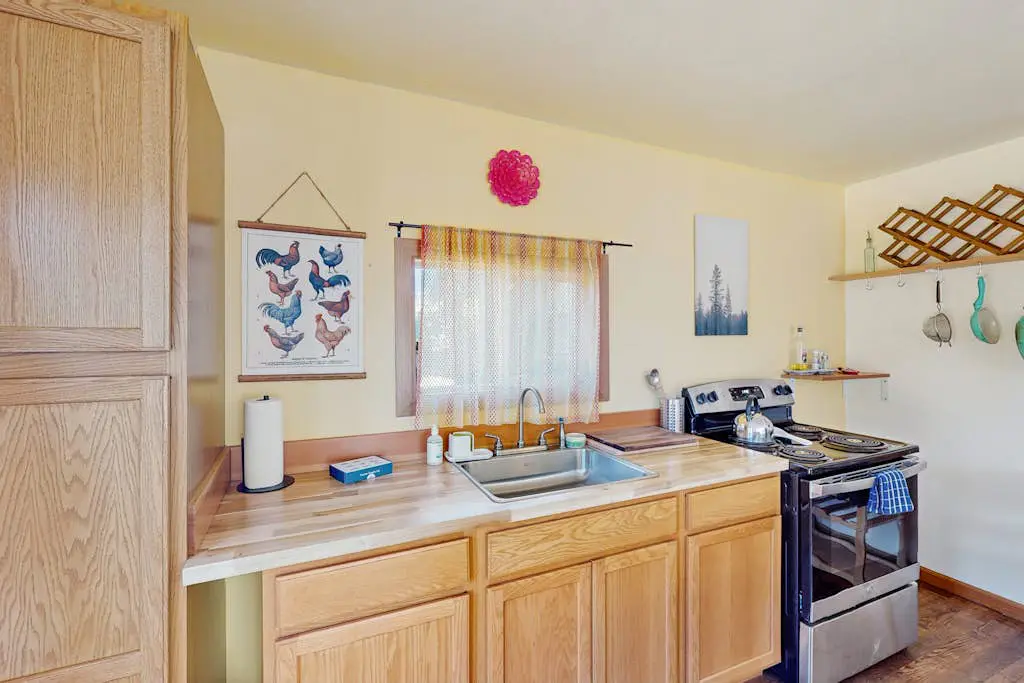 Charming dog-friendly house and separate studio with grill, WIFI, washer and dryer