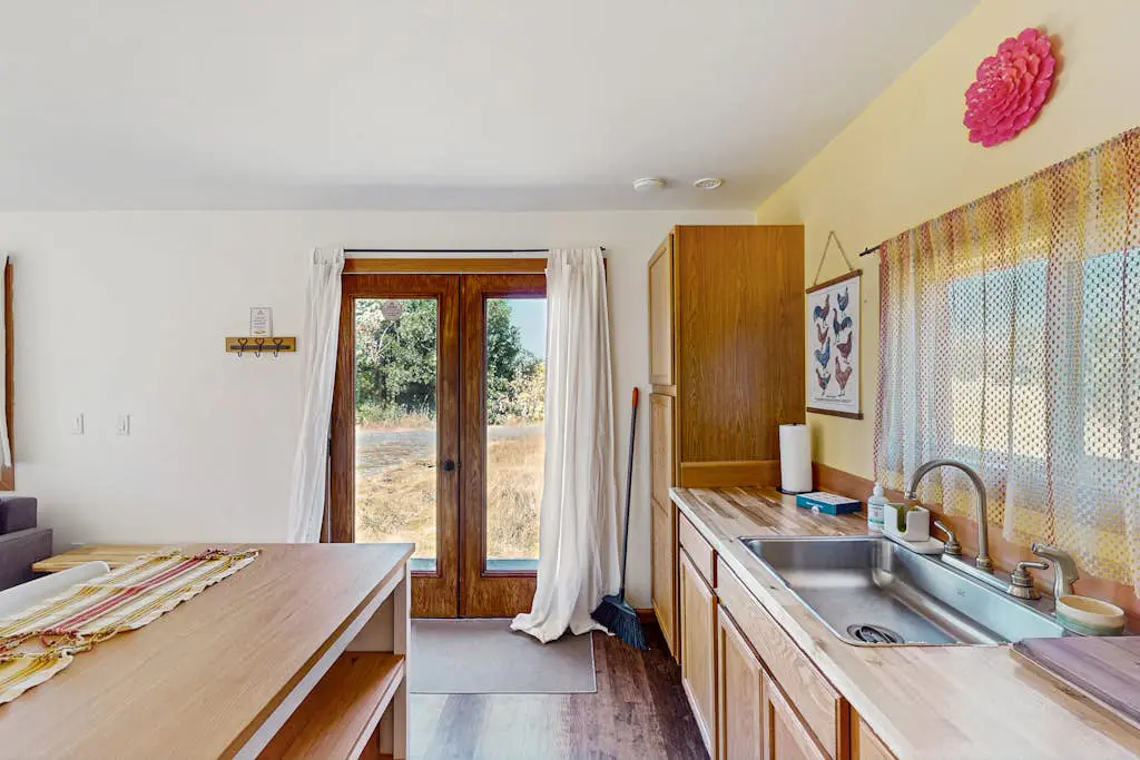 Charming dog-friendly house and separate studio with grill, WIFI, washer and dryer
