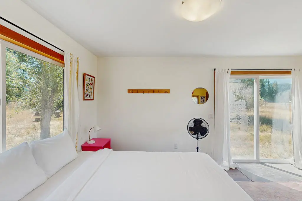 Charming dog-friendly house and separate studio with grill, WIFI, washer and dryer
