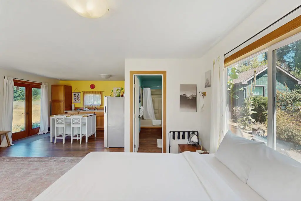Charming dog-friendly house and separate studio with grill, WIFI, washer and dryer