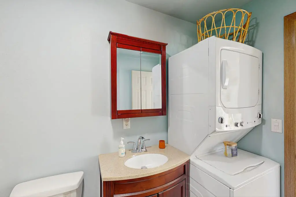 Charming dog-friendly house and separate studio with grill, WIFI, washer and dryer