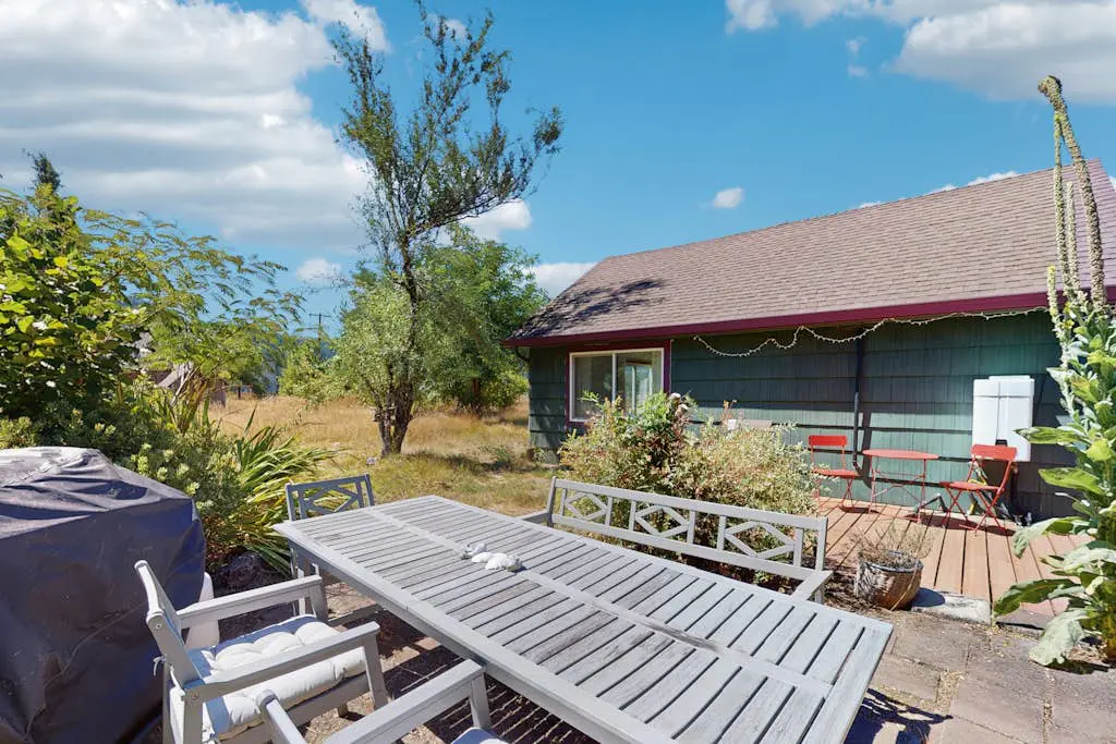 Charming dog-friendly house and separate studio with grill, WIFI, washer and dryer