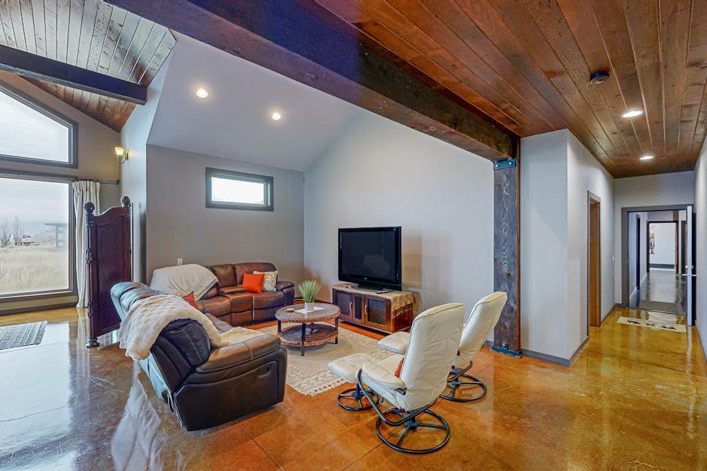 Waterfront vineyard estate with private pool and incredible Gorge views