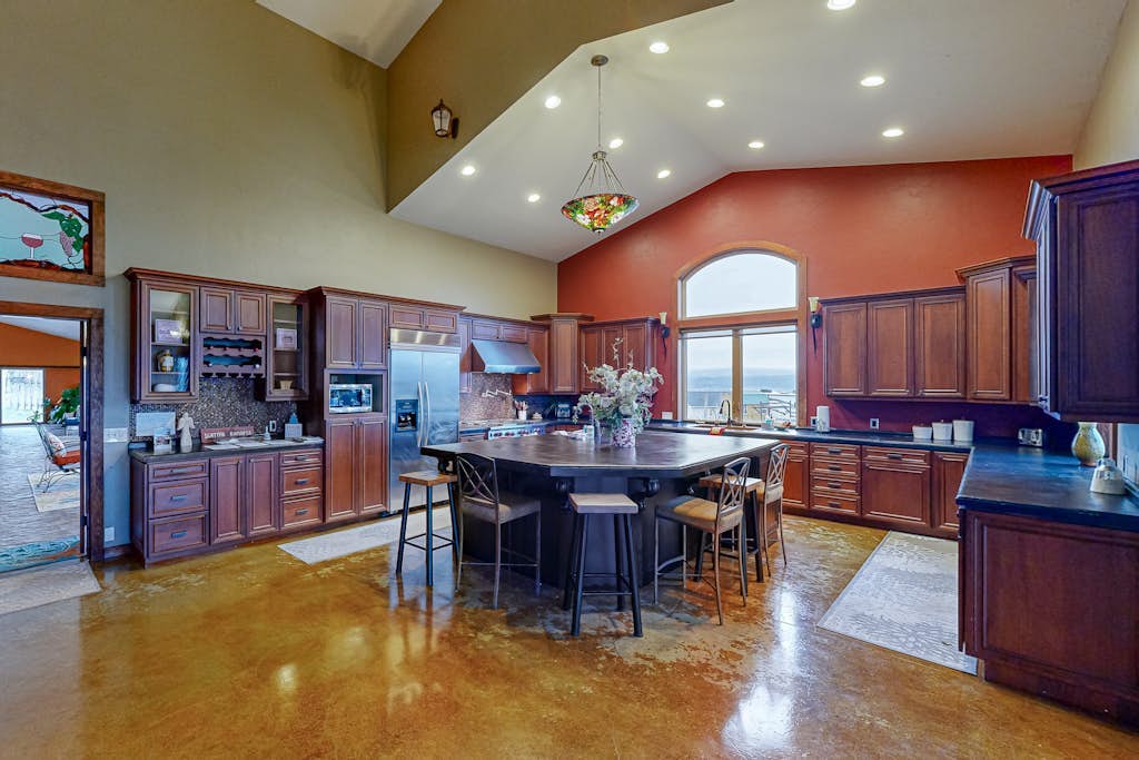 Waterfront vineyard estate with private pool and incredible Gorge views