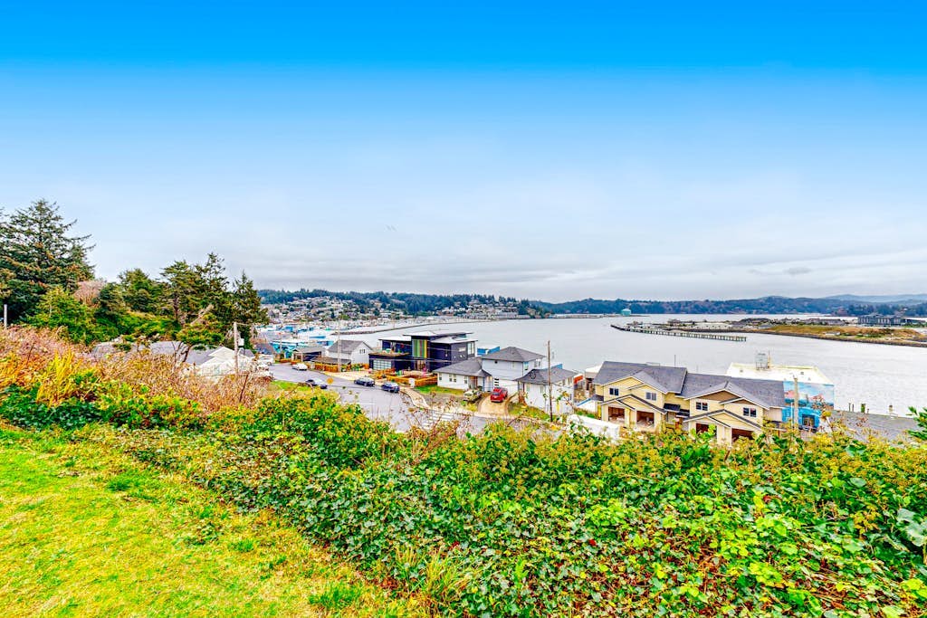 Beach House with Panoramic Bay Views, Walk to Bayfront Dining & Attractions