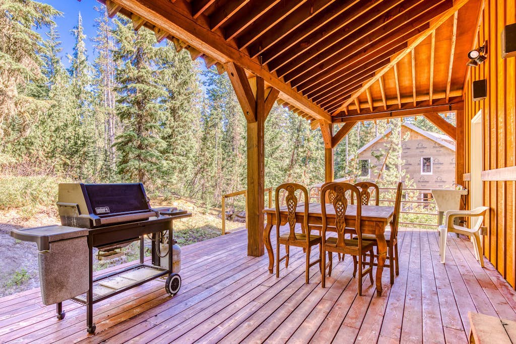 Beautiful mountain retreat with 2 suites & bunkroom, walk to dining & amenities