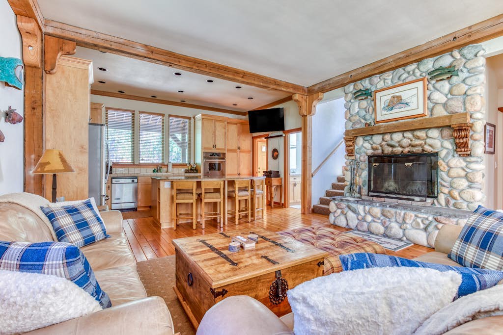 Beautiful mountain retreat with 2 suites & bunkroom, walk to dining & amenities