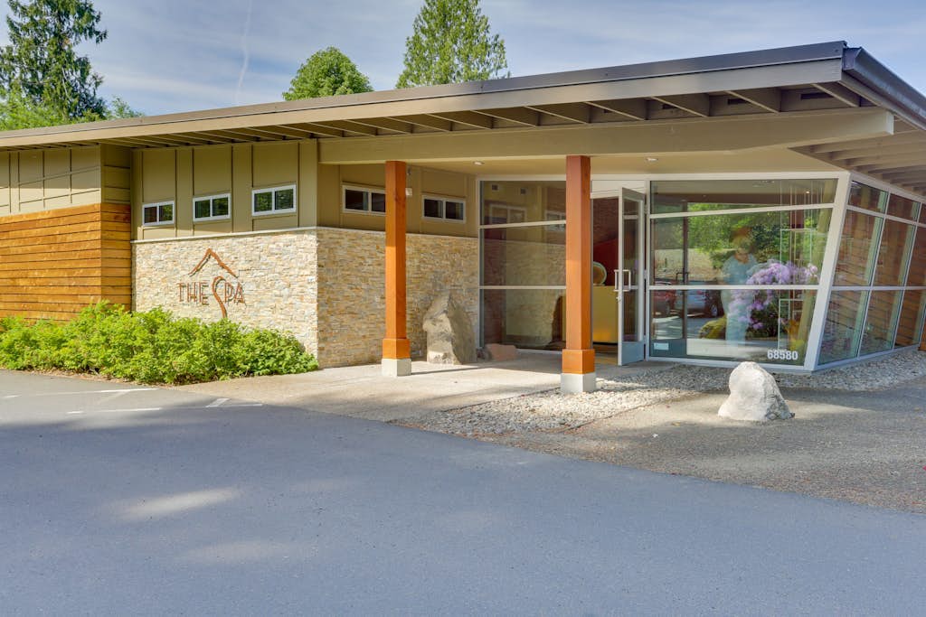 Charming Mountain Condo with Golf Course Views & Nearby Ski Access