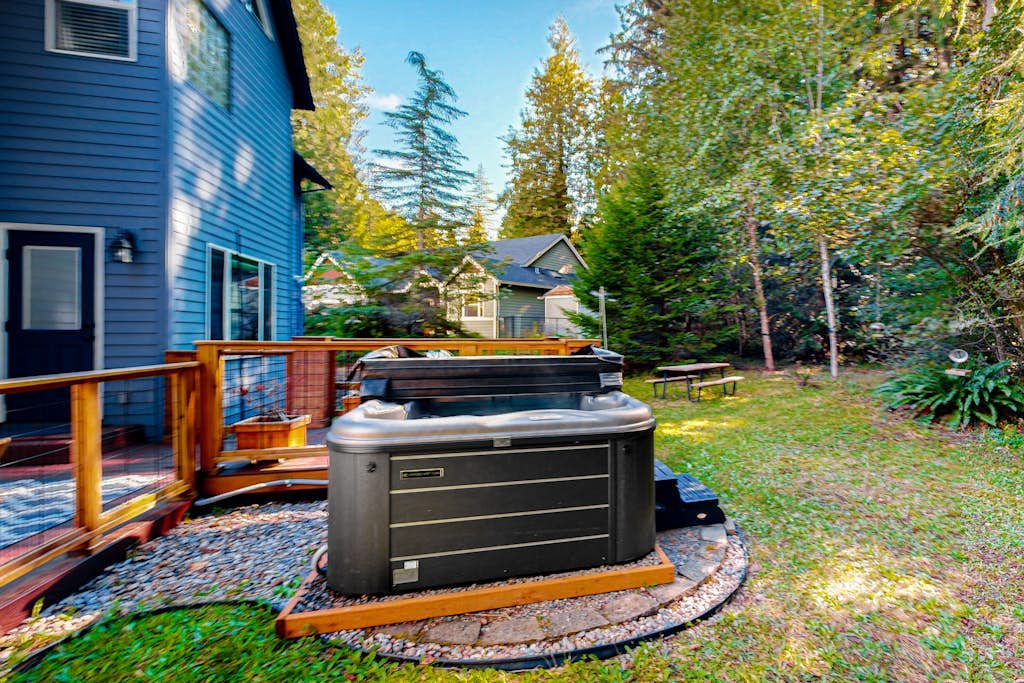 Beautiful home with private hot tub, fireplace, arcade game - close to Mt. Hood