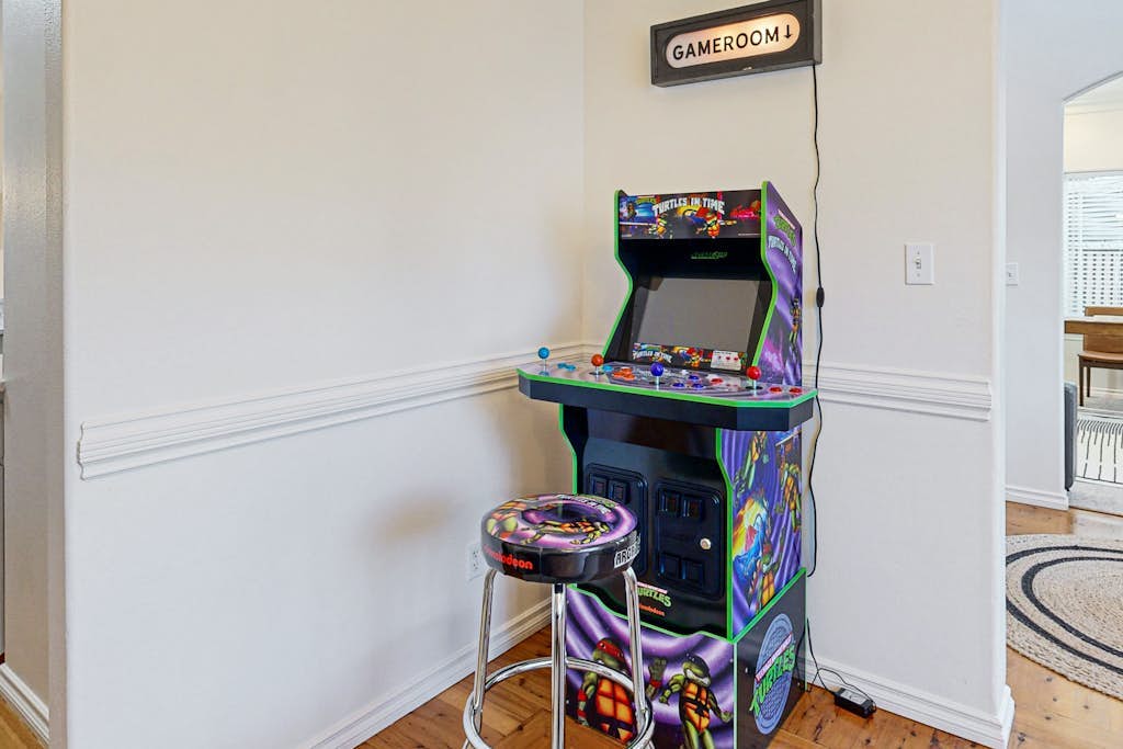 Beautiful home with private hot tub, fireplace, arcade game - close to Mt. Hood