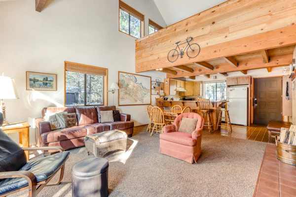 Perfectly Located Home with Decks, Bikes & SHARC Pass to Pools, Hot Tub & Tennis