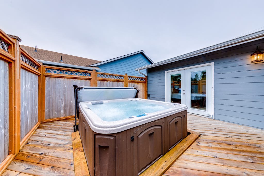 Charming Seaside home w/ Private Hot tub and easy beach access