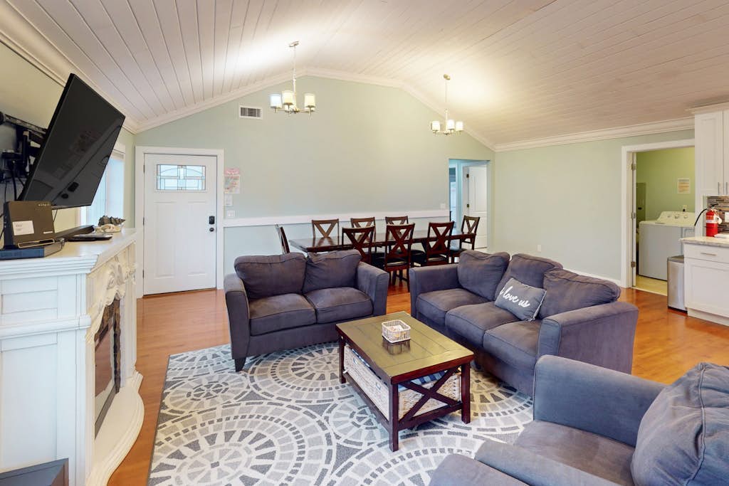 Charming Seaside home w/ Private Hot tub and easy beach access