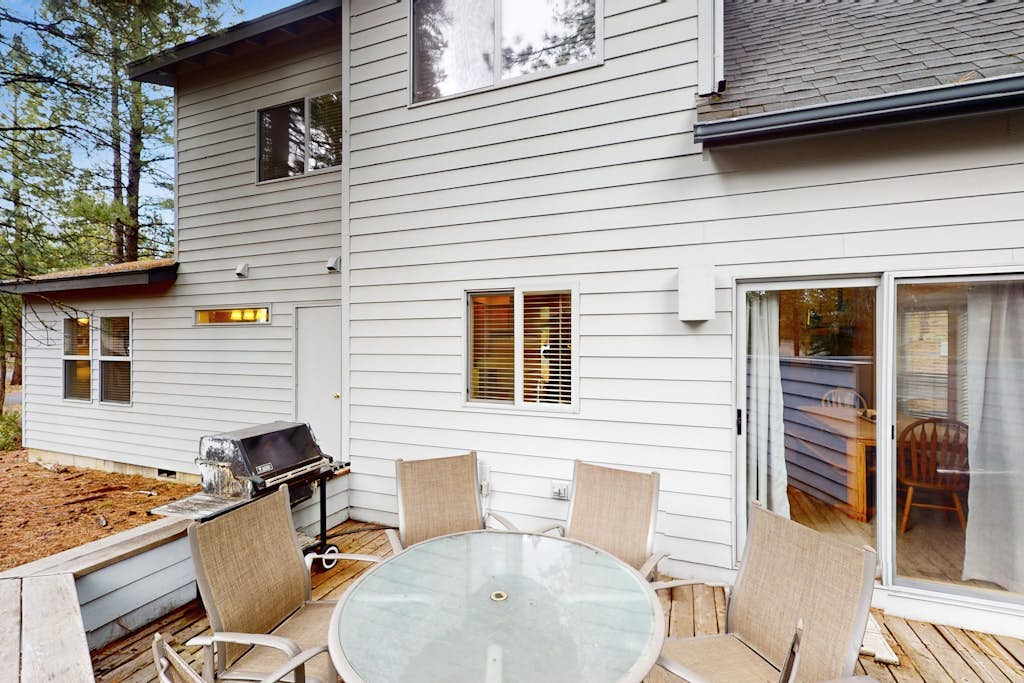 Cozy Home in the Pines with Private Hot Tub - Convenient Location, 8 SHARC Passes