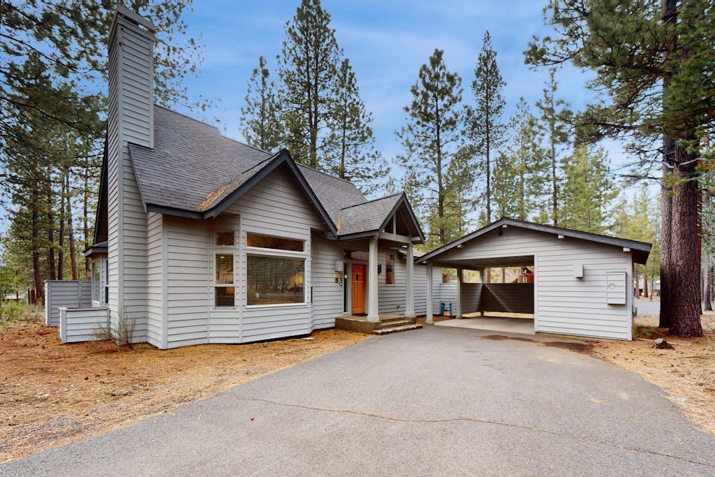 Cozy Home in the Pines with Private Hot Tub - Convenient Location, 8 SHARC Passes