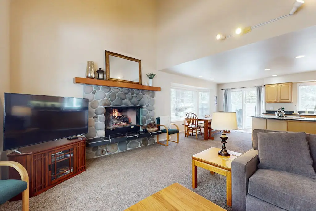 Cozy Home in the Pines with Private Hot Tub - Convenient Location, 8 SHARC Passes