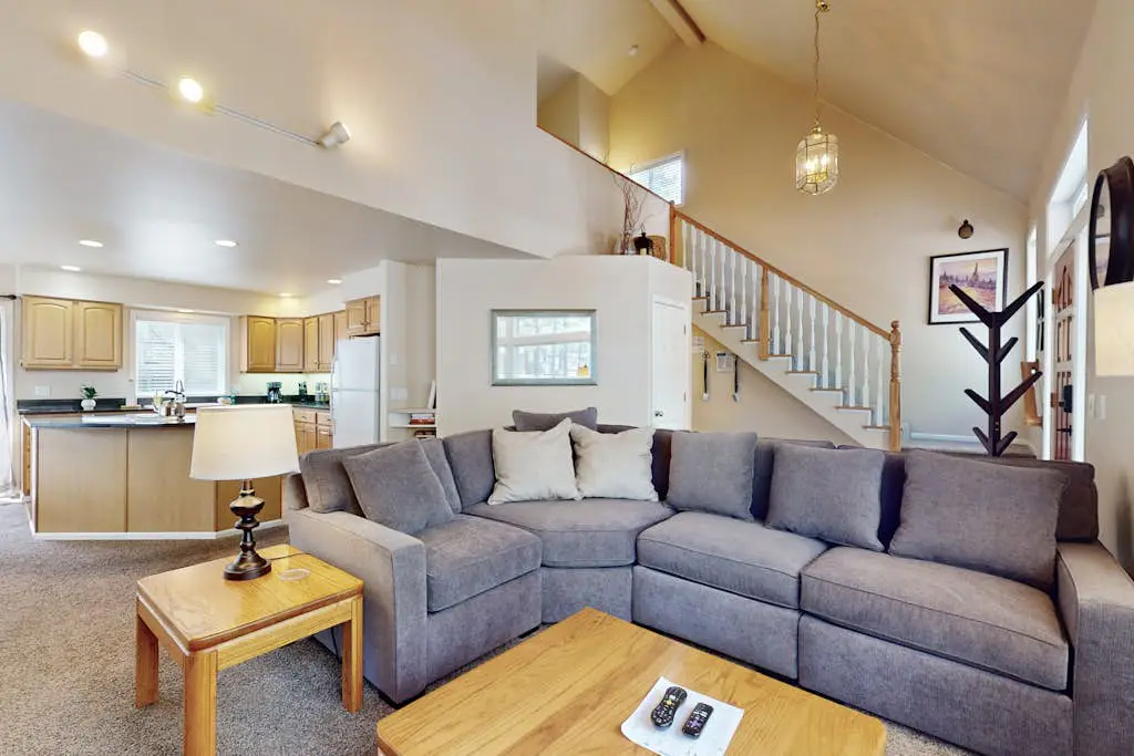 Cozy Home in the Pines with Private Hot Tub - Convenient Location, 8 SHARC Passes