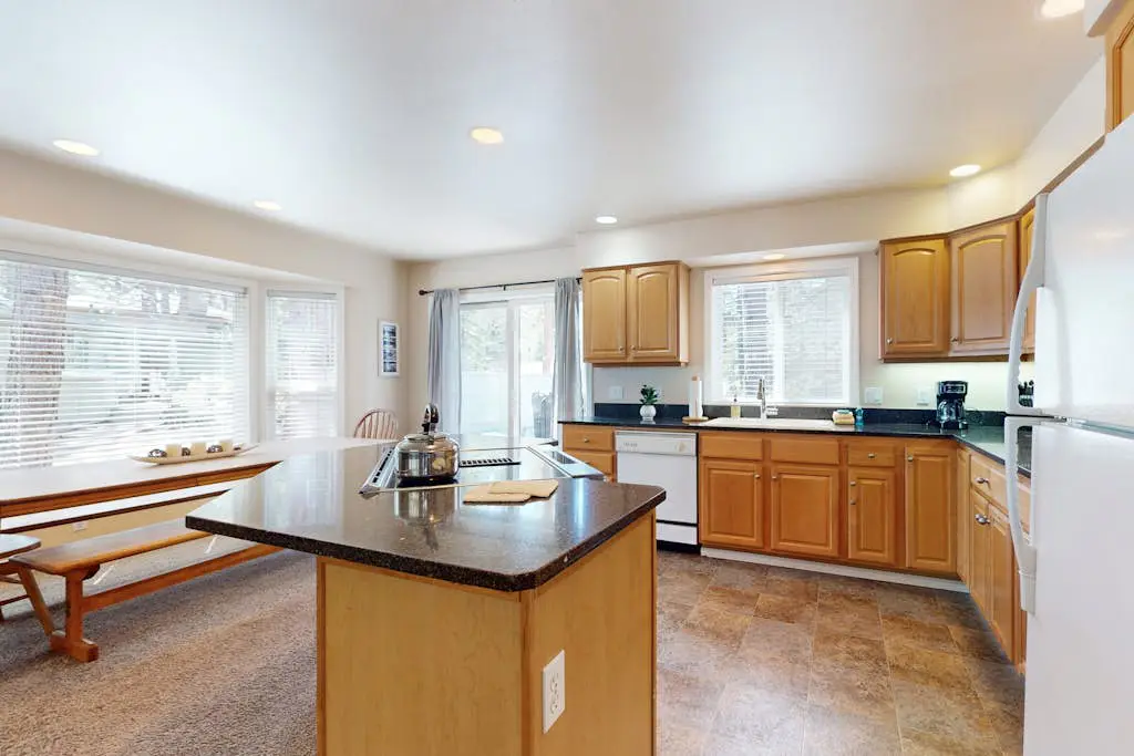 Cozy Home in the Pines with Private Hot Tub - Convenient Location, 8 SHARC Passes