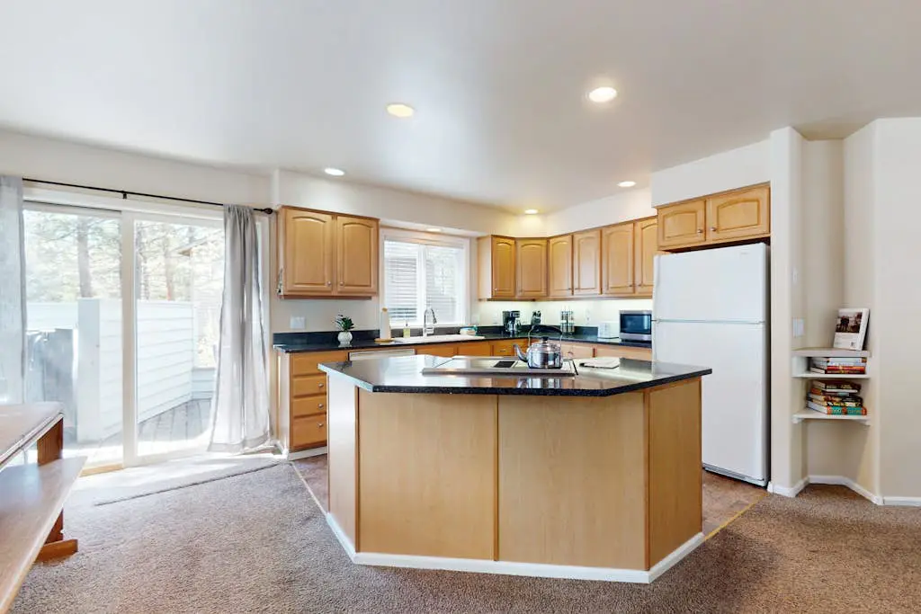 Cozy Home in the Pines with Private Hot Tub - Convenient Location, 8 SHARC Passes