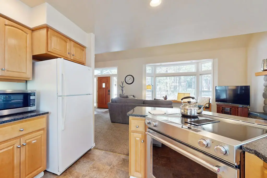 Cozy Home in the Pines with Private Hot Tub - Convenient Location, 8 SHARC Passes