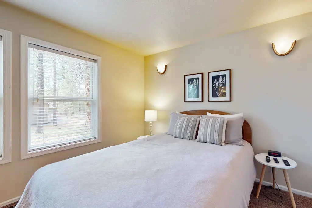 Cozy Home in the Pines with Private Hot Tub - Convenient Location, 8 SHARC Passes