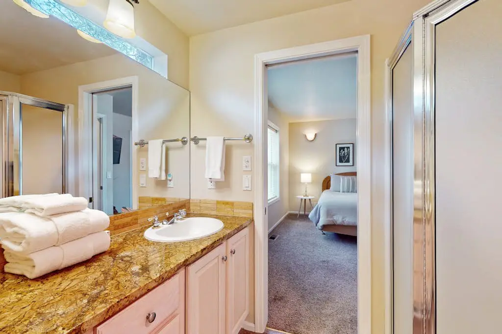 Cozy Home in the Pines with Private Hot Tub - Convenient Location, 8 SHARC Passes