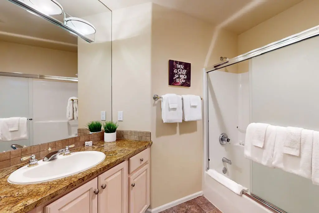Cozy Home in the Pines with Private Hot Tub - Convenient Location, 8 SHARC Passes