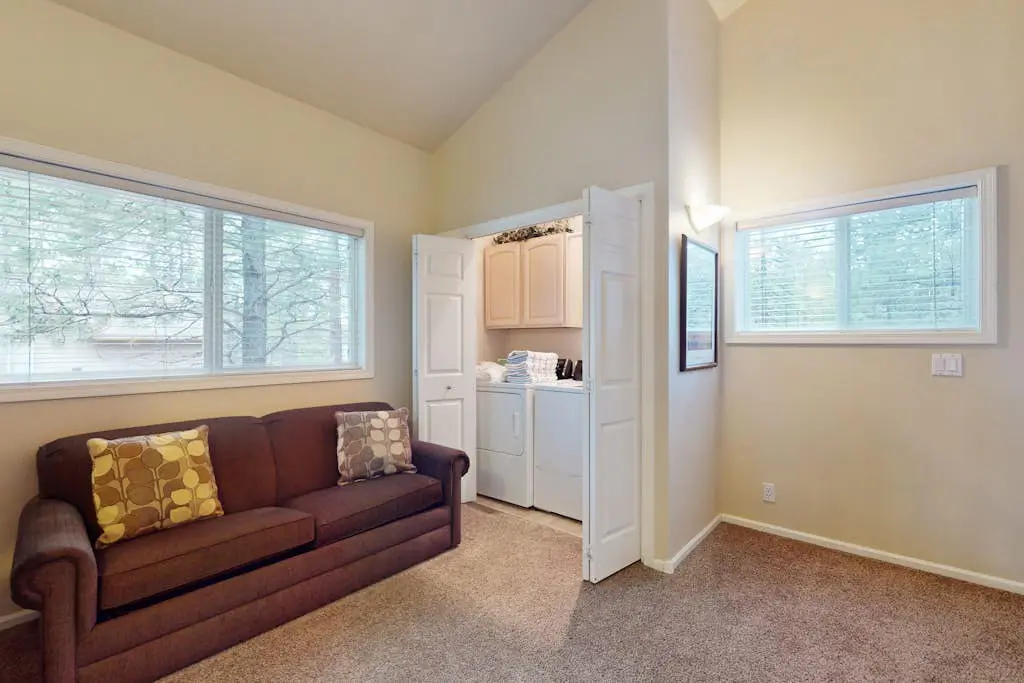 Cozy Home in the Pines with Private Hot Tub - Convenient Location, 8 SHARC Passes