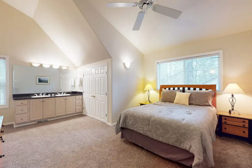 Cozy Home in the Pines with Private Hot Tub - Convenient Location, 8 SHARC Passes