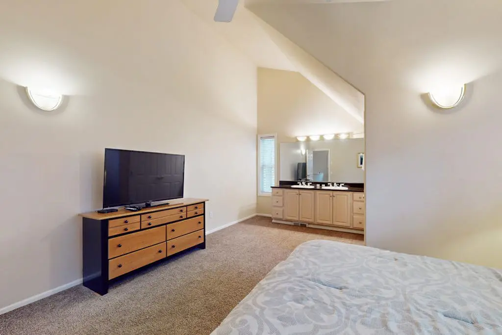 Cozy Home in the Pines with Private Hot Tub - Convenient Location, 8 SHARC Passes