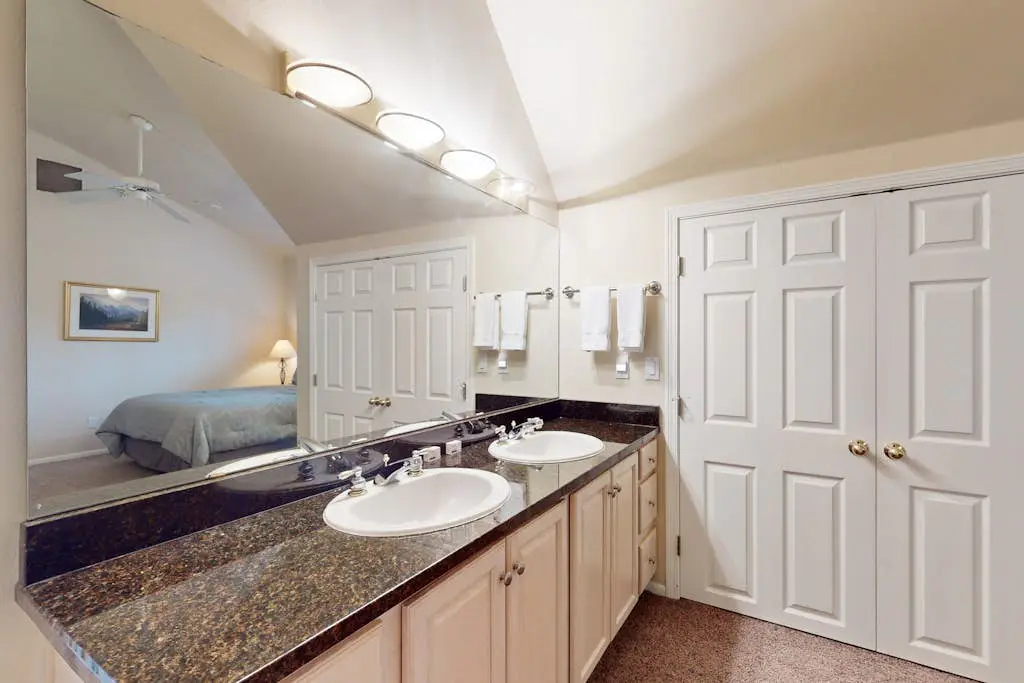 Cozy Home in the Pines with Private Hot Tub - Convenient Location, 8 SHARC Passes